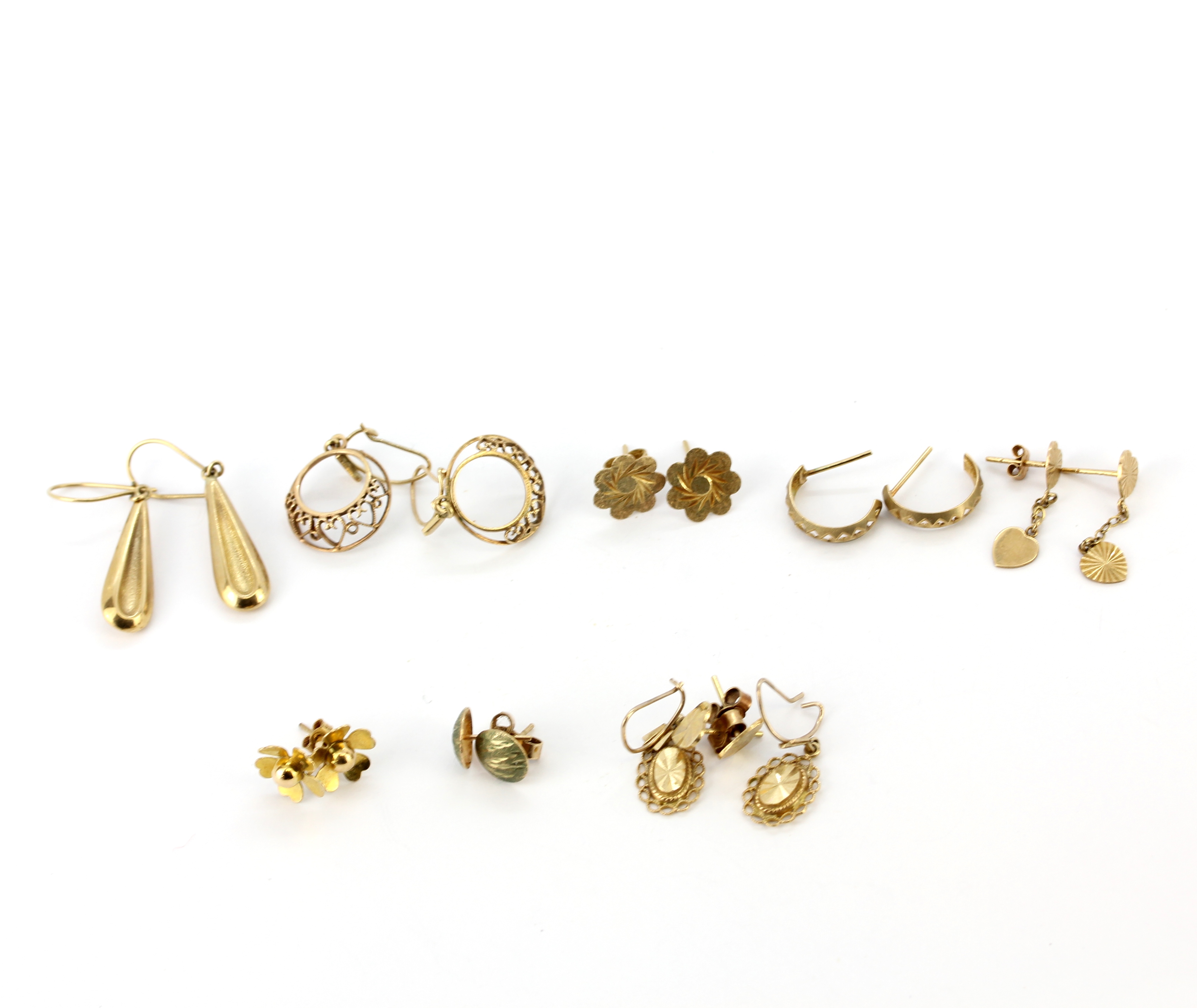 A quantity of 9ct yellow gold stud earrings.