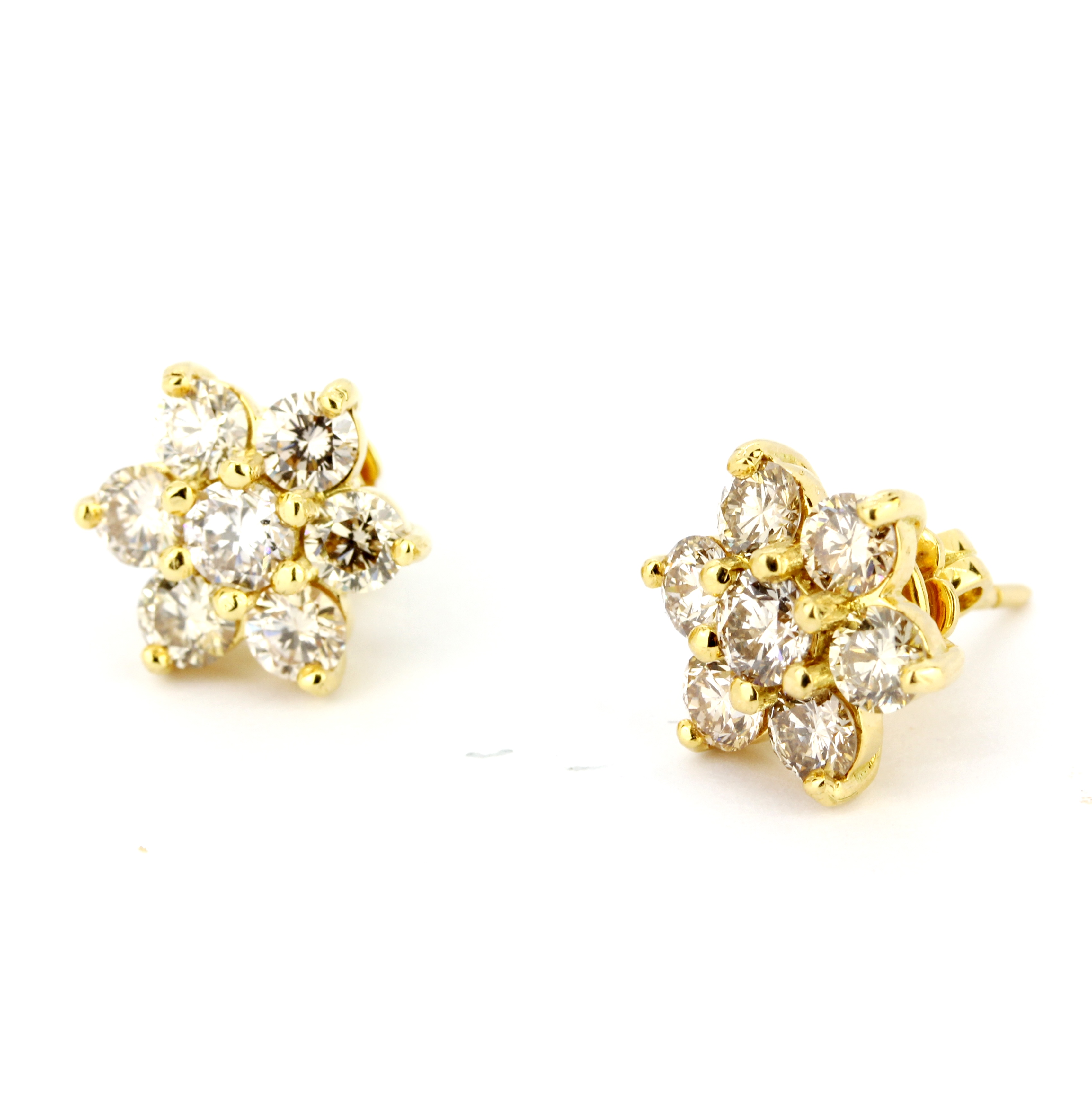 A pair of yellow metal (tested 18ct gold) daisy cluster earrings set with brilliant cut diamonds, - Image 3 of 3