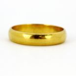 A 22ct yellow gold wedding band, (T.5).