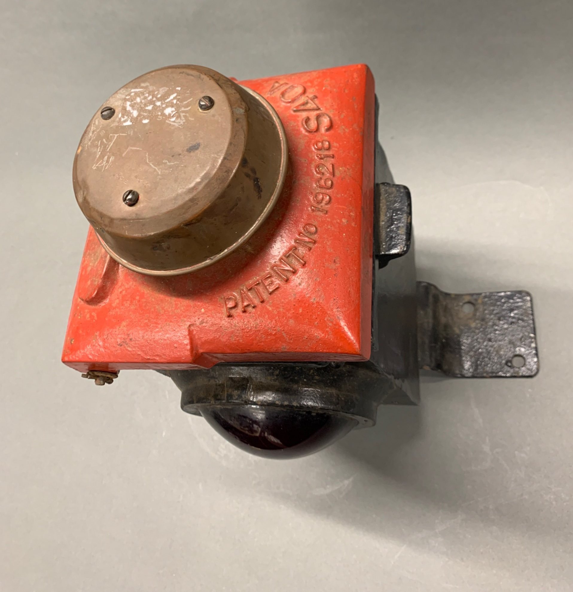 Railway interest: A mid 20th century railway level crossing double sided warning lamp, H. 44cm. - Image 2 of 5