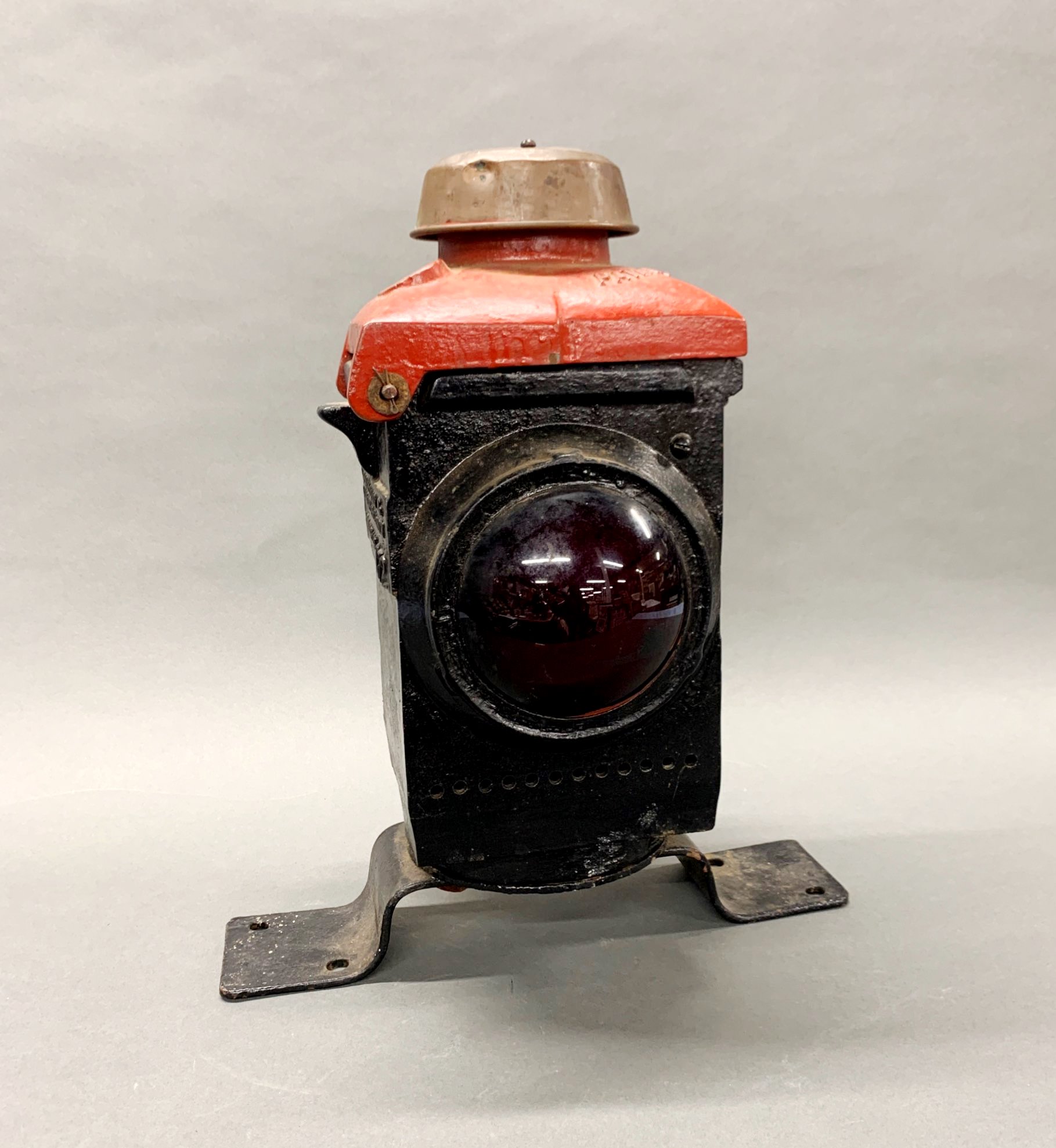 Railway interest: A mid 20th century railway level crossing double sided warning lamp, H. 44cm. - Image 3 of 5