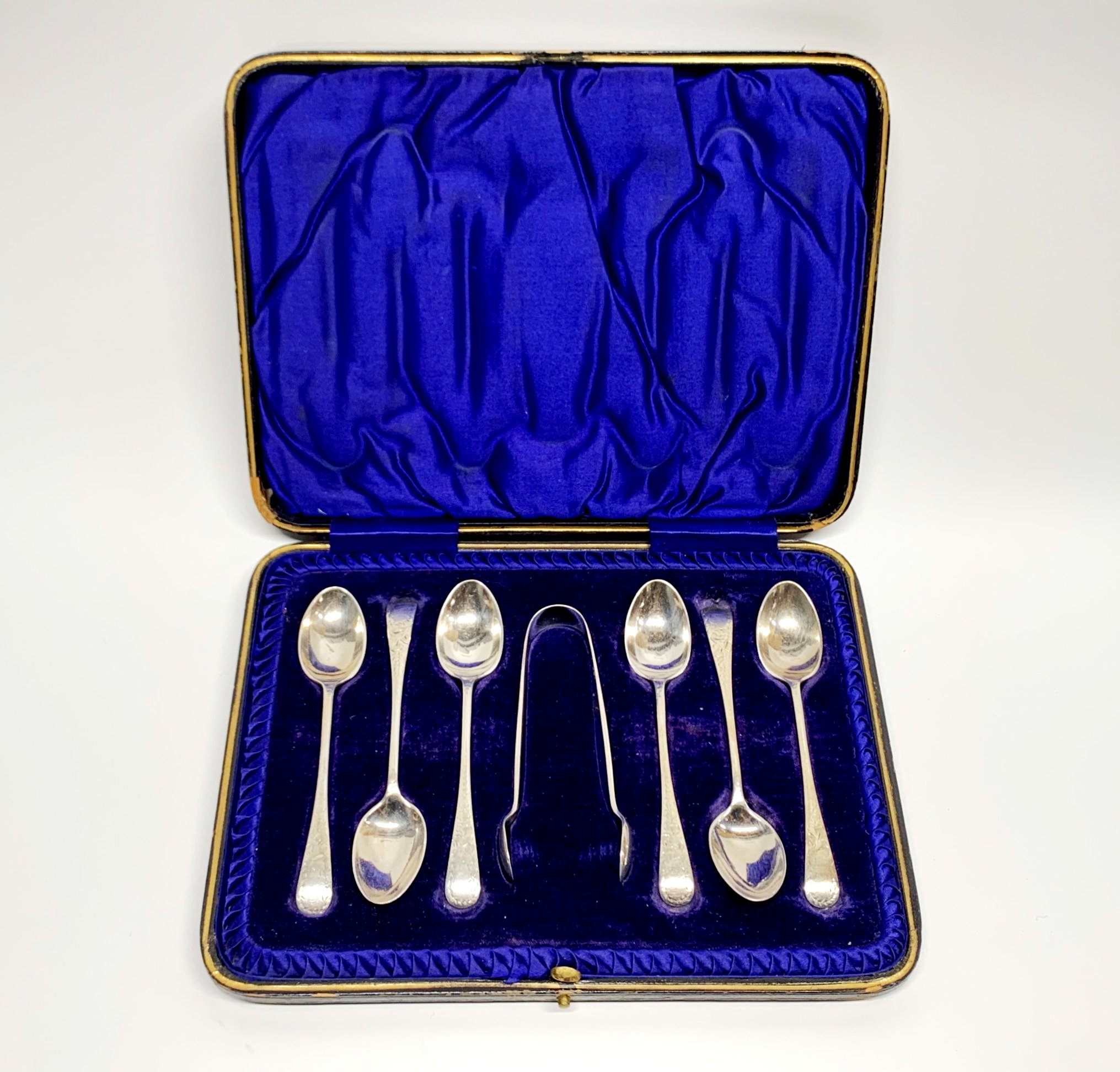 A cased set of hallmarked silver spoons and sugar tongs. - Image 2 of 3