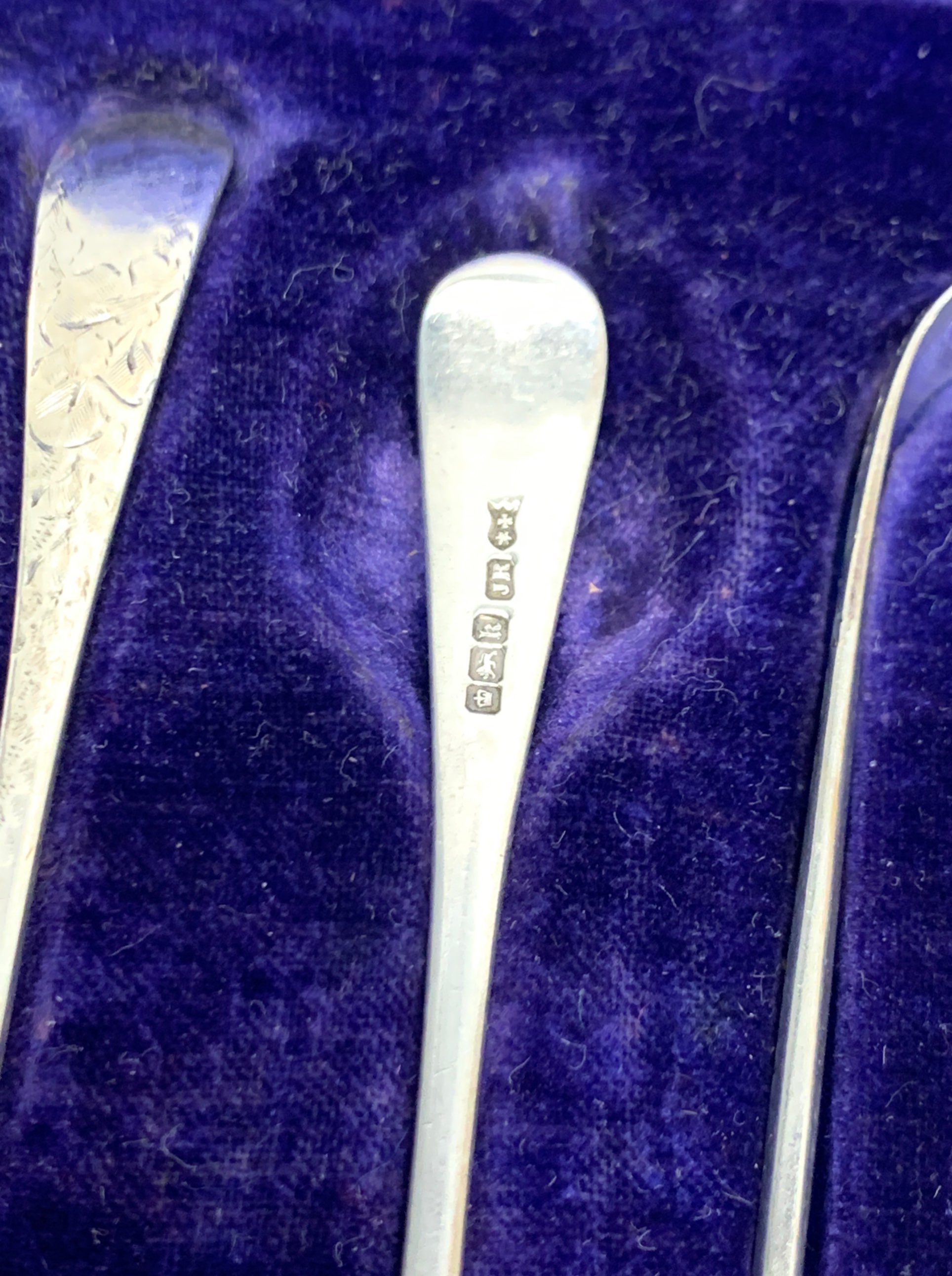 A cased set of hallmarked silver spoons and sugar tongs. - Image 3 of 3