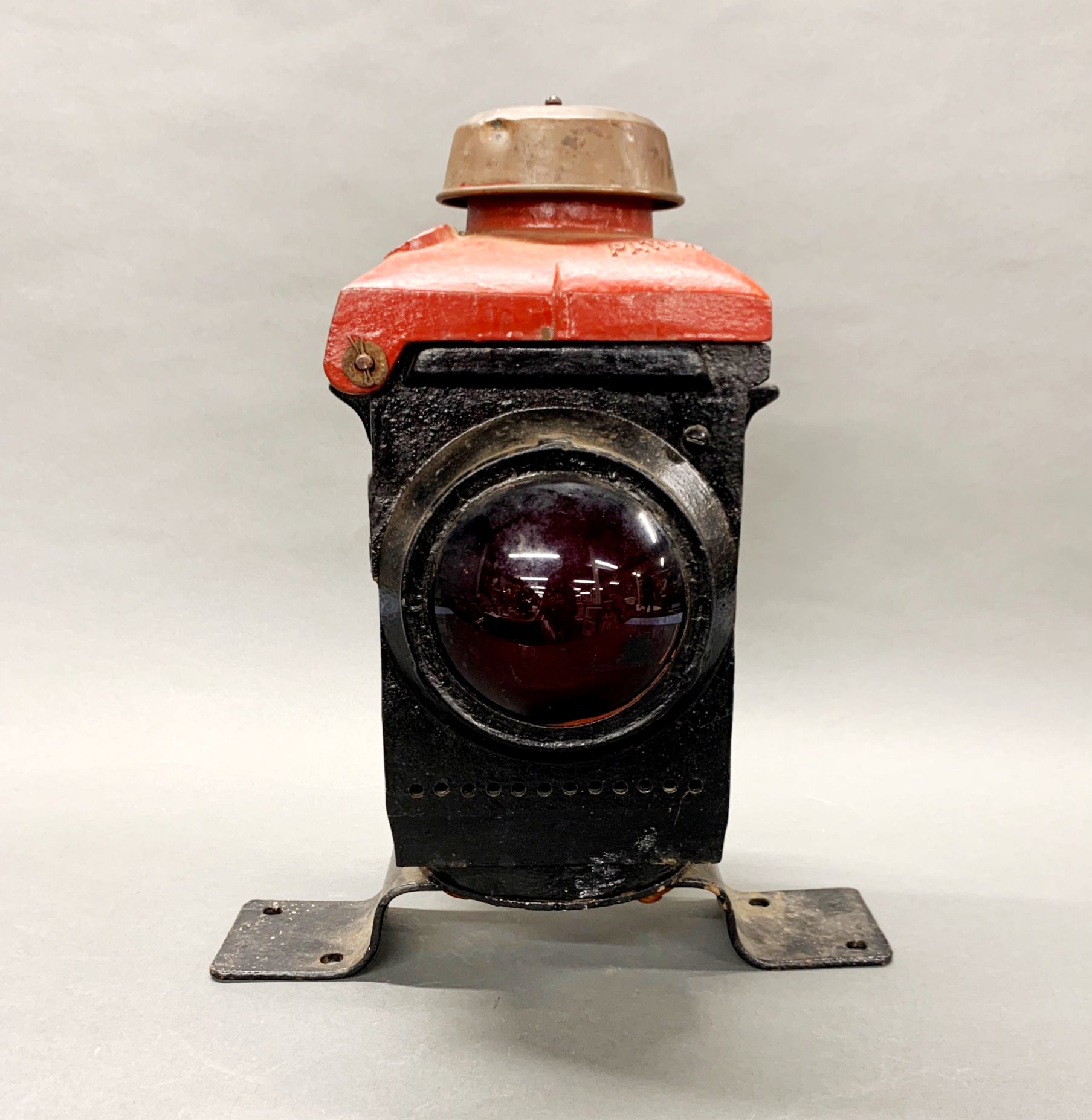 Railway interest: A mid 20th century railway level crossing double sided warning lamp, H. 44cm. - Image 4 of 5