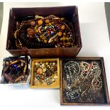 A quantity of costume jewellery.