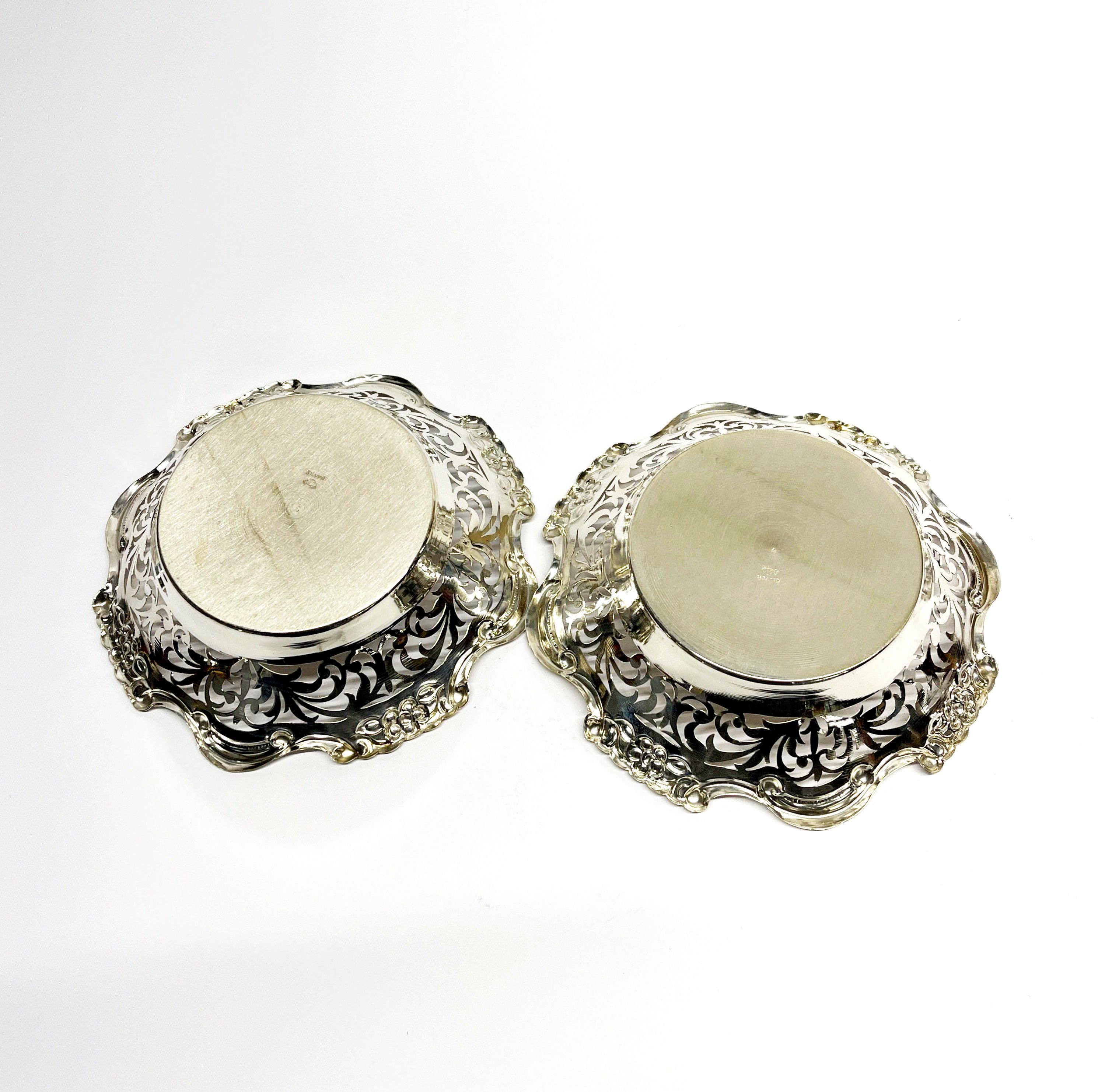 A pair of pierced silver dishes, Dia. 15cm, stamped silver and tested. - Image 3 of 3