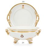 A WHITE AND GOLD PATTERN TWO-HANDLED PLATTER FROM THE ROYAL YACHT VICTORIA & ALBERT III, CIRCA 1902