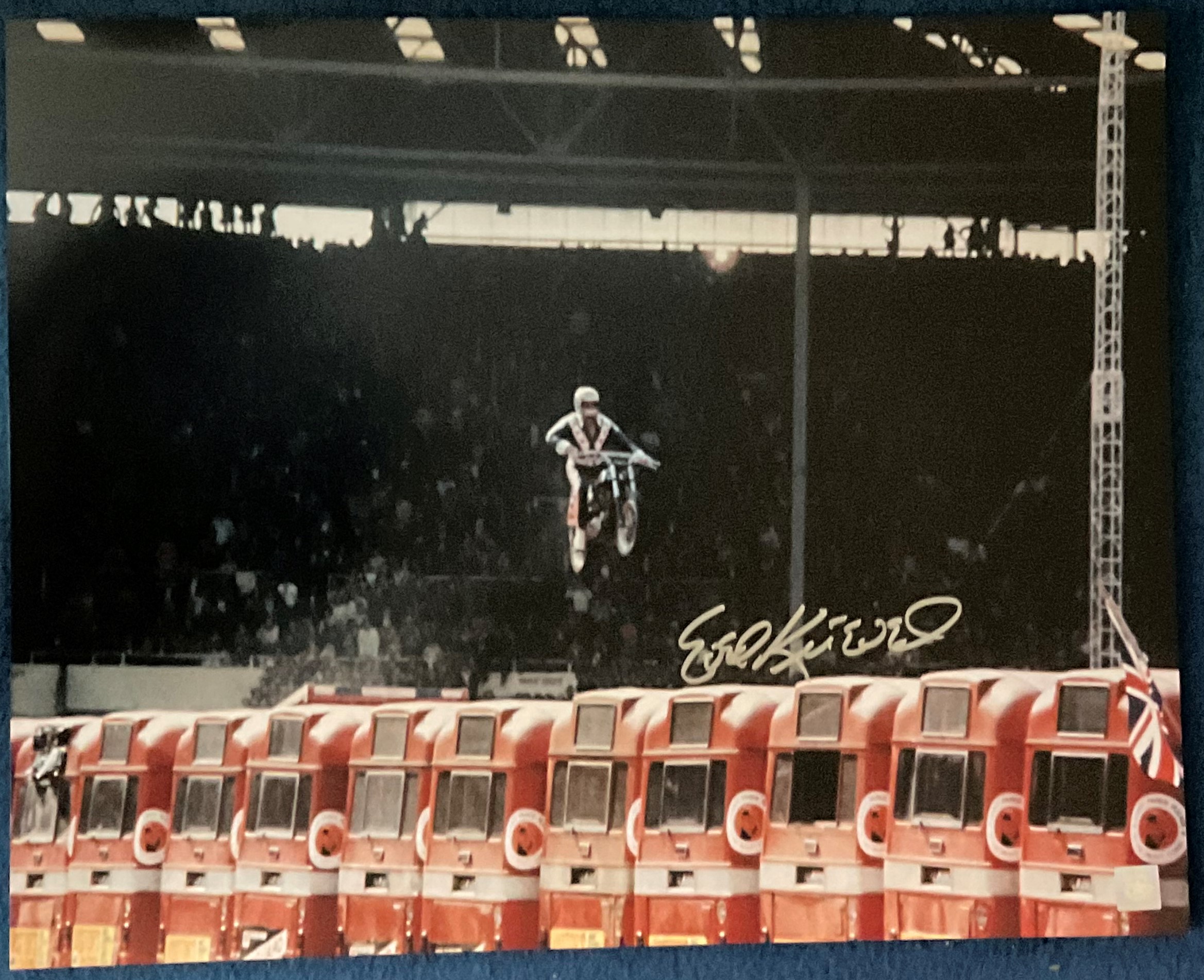 Evel Knievel signed 20x16 colour print pictured during his attempt to jump 13 London Buses at