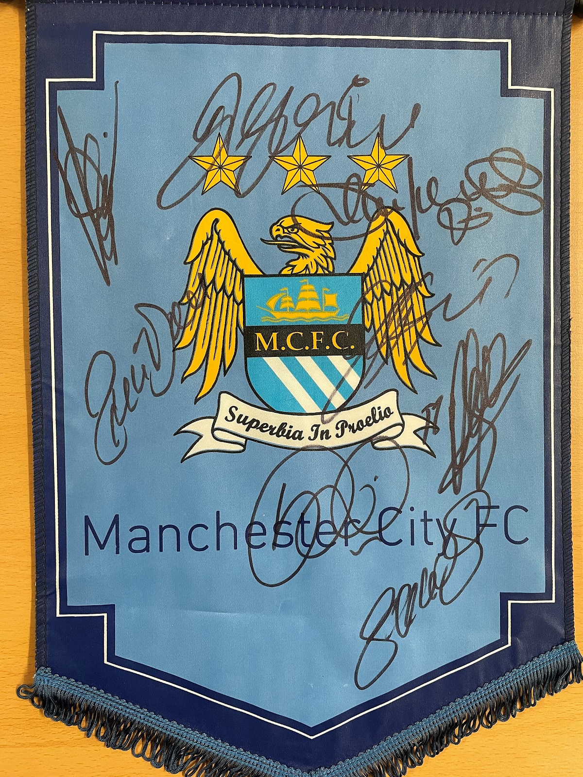 Manchester City Legends Hand signed Man City Pennant. Signed by 9 Players. Some Fantastic - Image 2 of 2