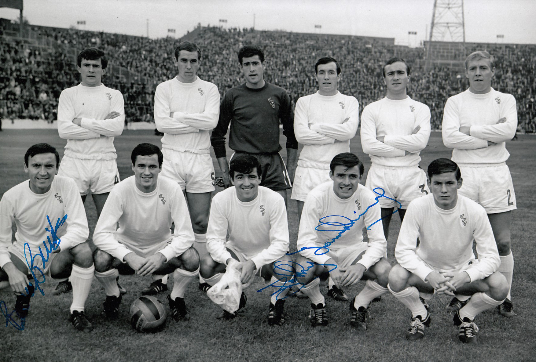 Autographed CHELSEA 12 x 8 photo - B/W, depicting players posing for a team photo prior to a