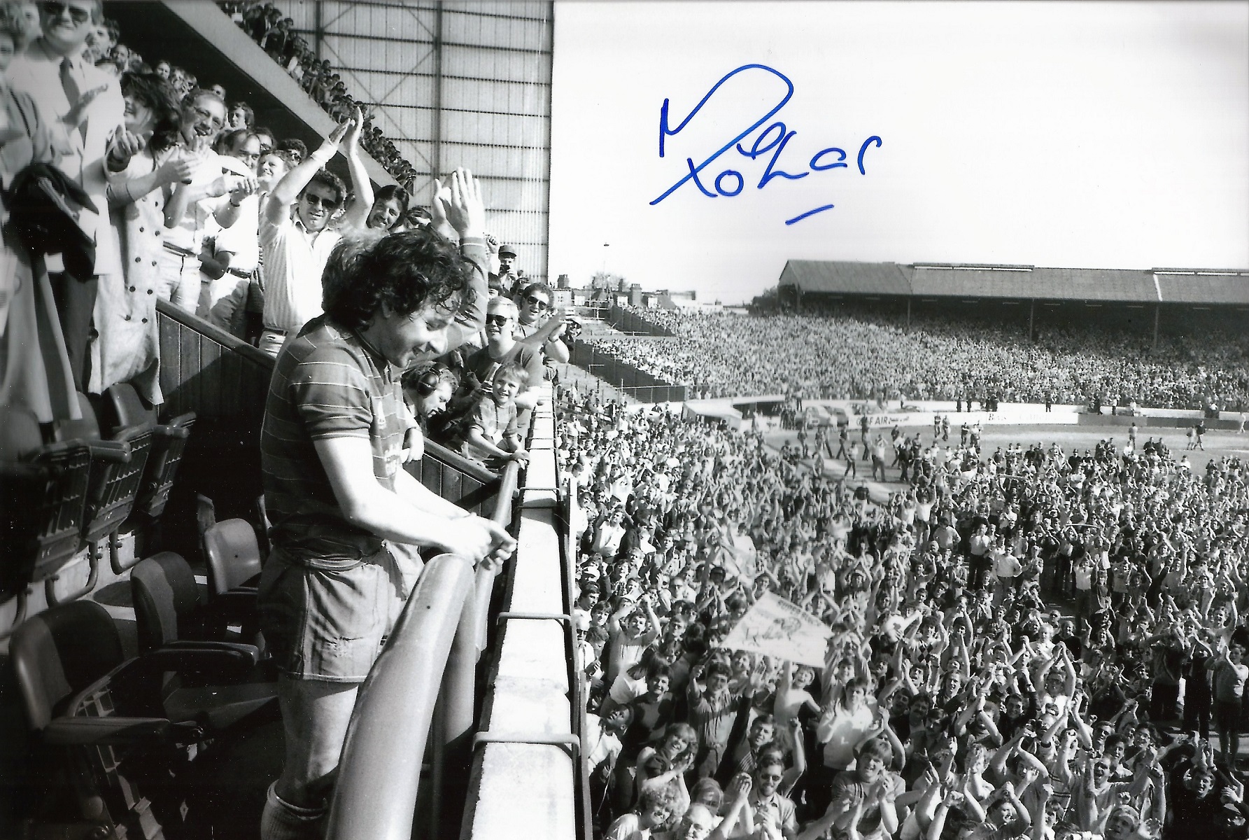 Football Legend Mickey Thomas Hand signed 10x8 Black and White Photo. Photo shows Thomas Receiving a