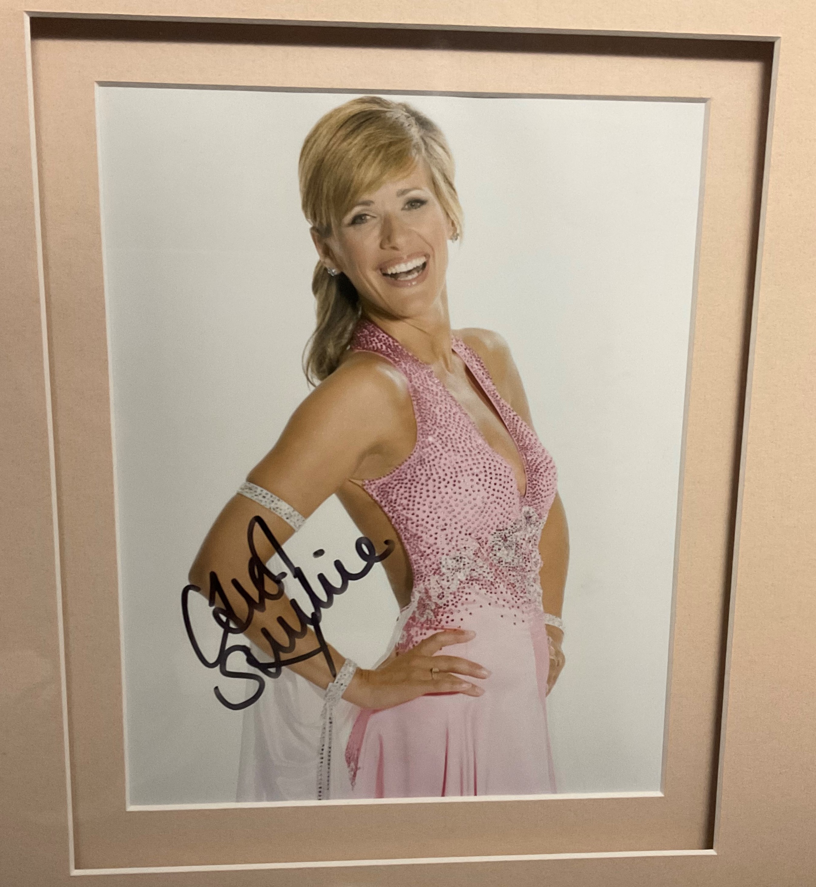 Carol Smillie Hand signed 10x8 Colour Photo in light wood effect Frame measuring 19. 5x18 Overall.