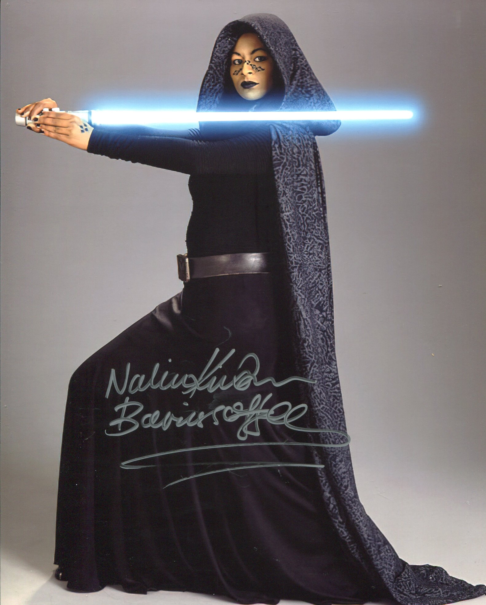 Star Wars 8x10 photo signed by actress Nalini Krishan as Barris Offee in Attack of the Clones.