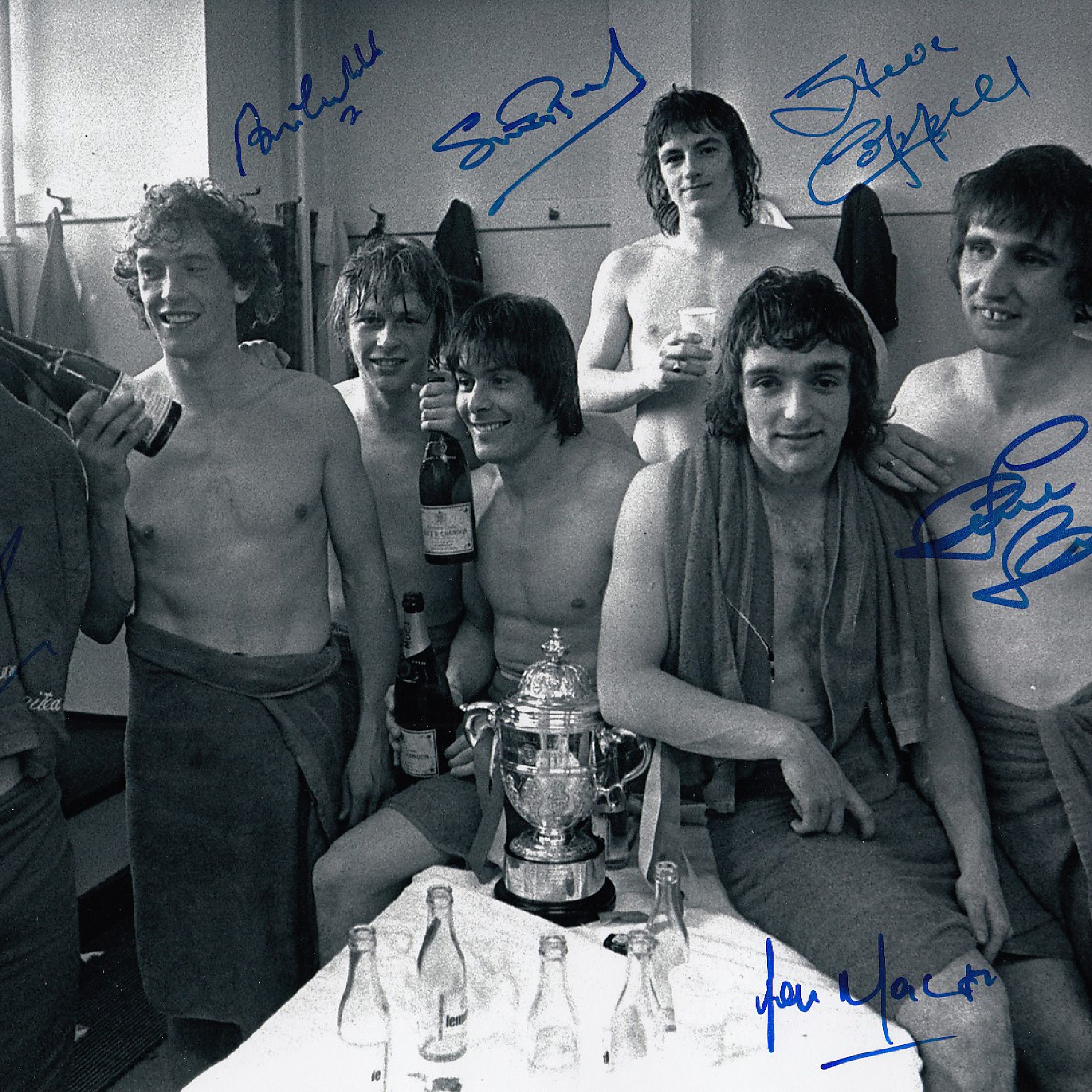 Autographed MAN UNITED 12 x 8 photo - B/W, depicting Manchester United players celebrating in the