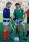 Autographed Frank Stapleton 12 X 8 Photo - Col, Depicting The Irish Captain Shaking Hands With His
