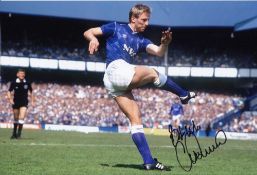 Autographed Gary Stevens 12 X 8 Photo - Col, Depicting A Wonderful Image Showing The Everton Full-
