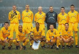 Autographed Dominic Matteo 12 X 8 Photo - Col, Depicting Matteo And His Leeds United Team Mates