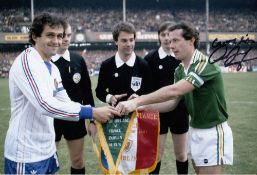 Autographed Liam Brady 12 X 8 Photo - Col, Depicting The Ireland Captain Shaking Hands With His