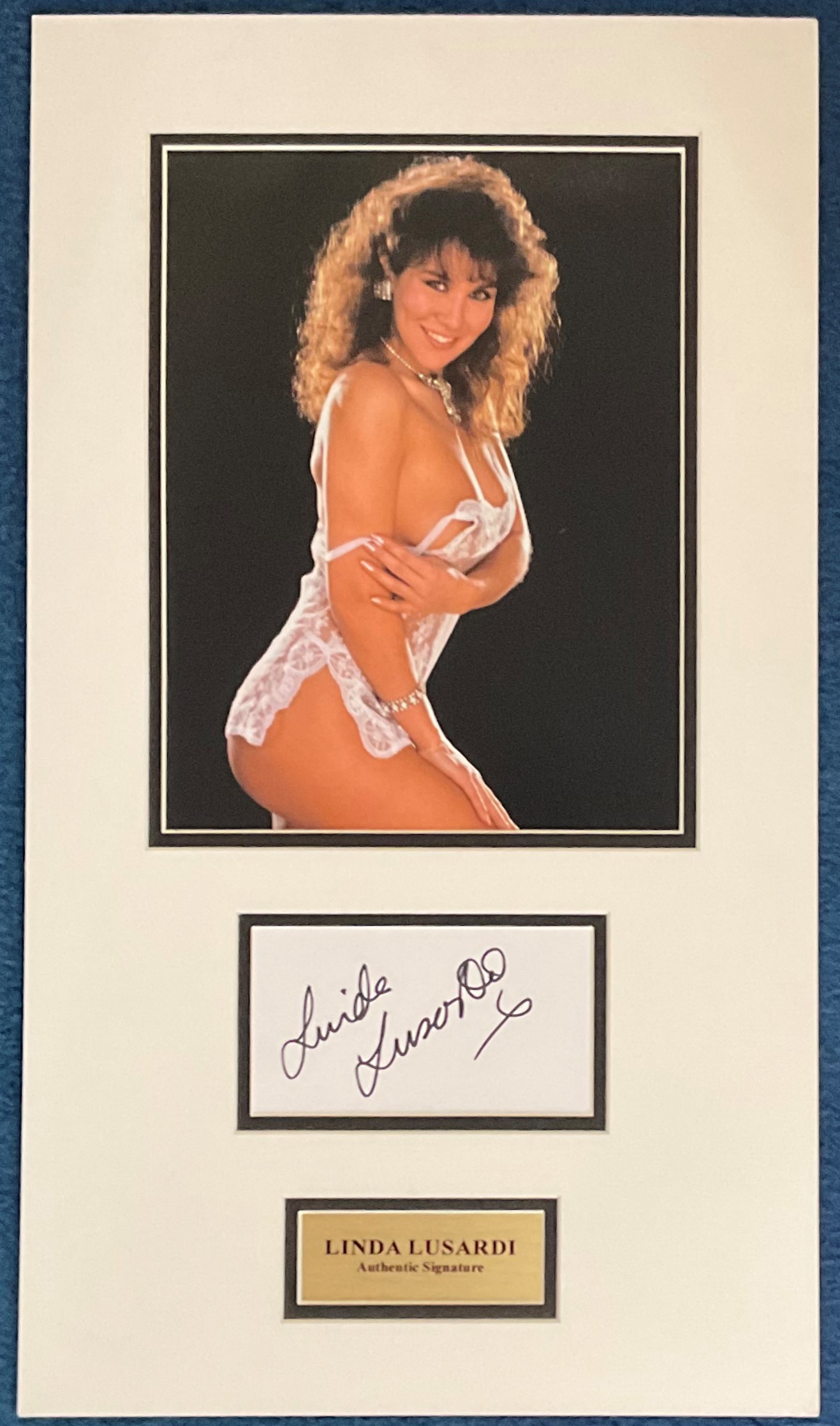 Glamour Model, Linda Lusardi signed and matted signature piece featuring a 10x8 colour photograph, a