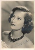 Merle Oberon signed 7x5 vintage black and white photo from early in her career with a lovely clear