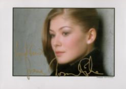 James Bond Rosamund Pike signed 7x5 colour photo. Rosamund Mary Ellen Pike (born January-February