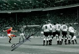 Stuart Pearce signed Nottingham Forest 12x8 colourised FA Cup Final photo. Stuart Pearce MBE (born