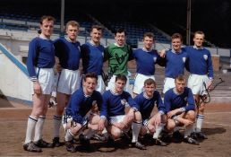 Autographed Leicester City 12 X 8 Photo - Col, Depicting Leicester's 1963 Fa Cup Final Team Posing
