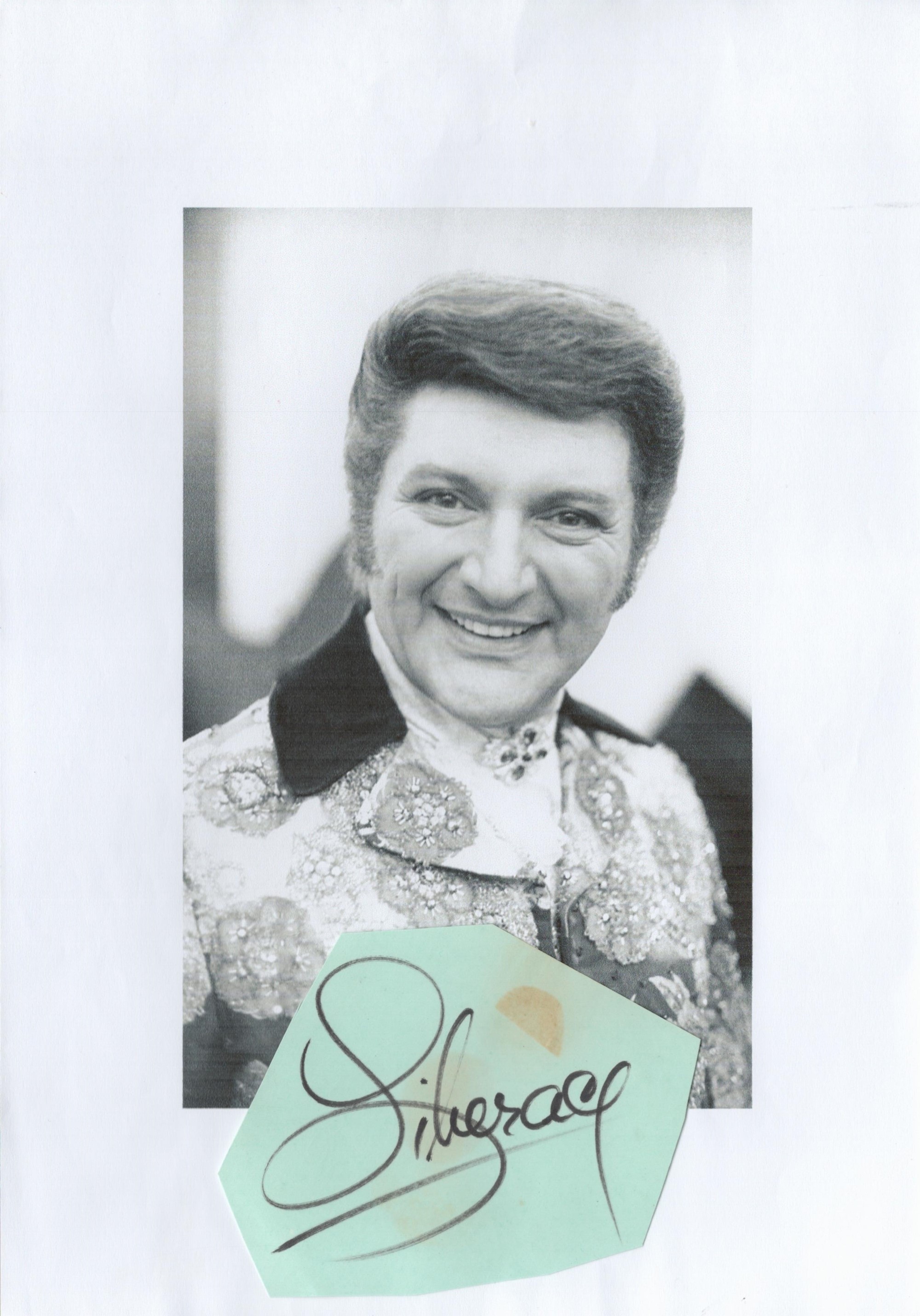 Liberace signed 4x3 irregular album page cutting. W?adziu Valentino Liberace (May 16, 1919 –