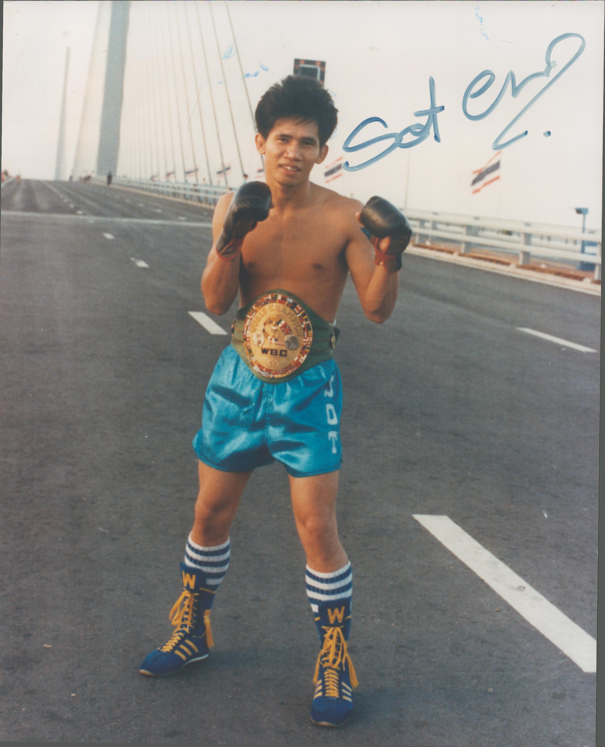 Boxing Sot Chitalada Hand signed 10x8 Colour Photo showing Chitalada with WBC Belt on a bridge. A
