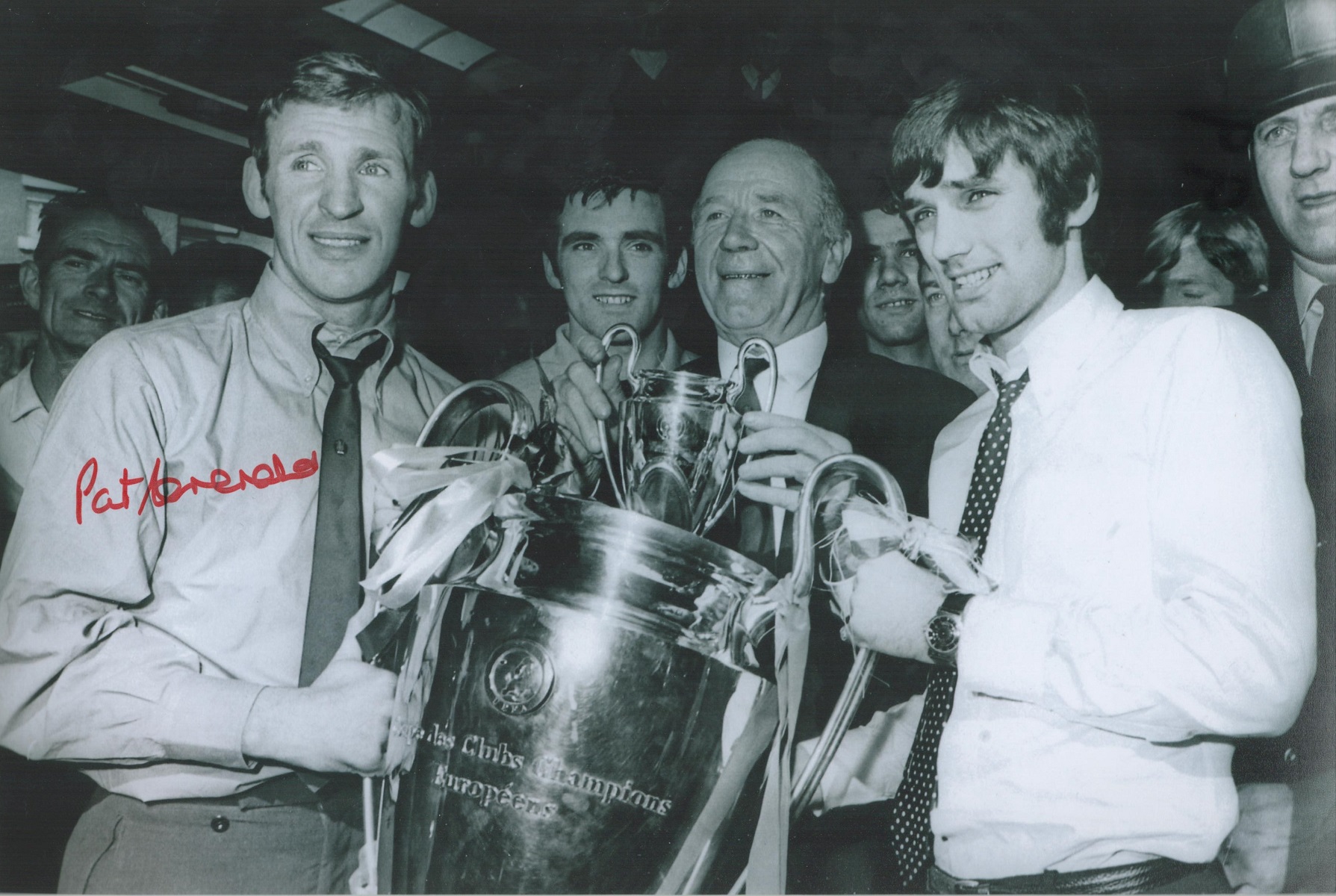 Scottish Football Legend Pat Crerand hand signed 12x8 Black and White Photo. Patrick Timothy Crerand