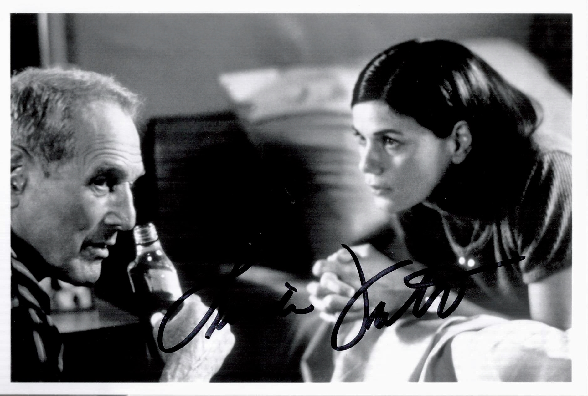 Linda Fiorentino signed 6 x 4 black and white photo. Fiorentino is an American former actress.