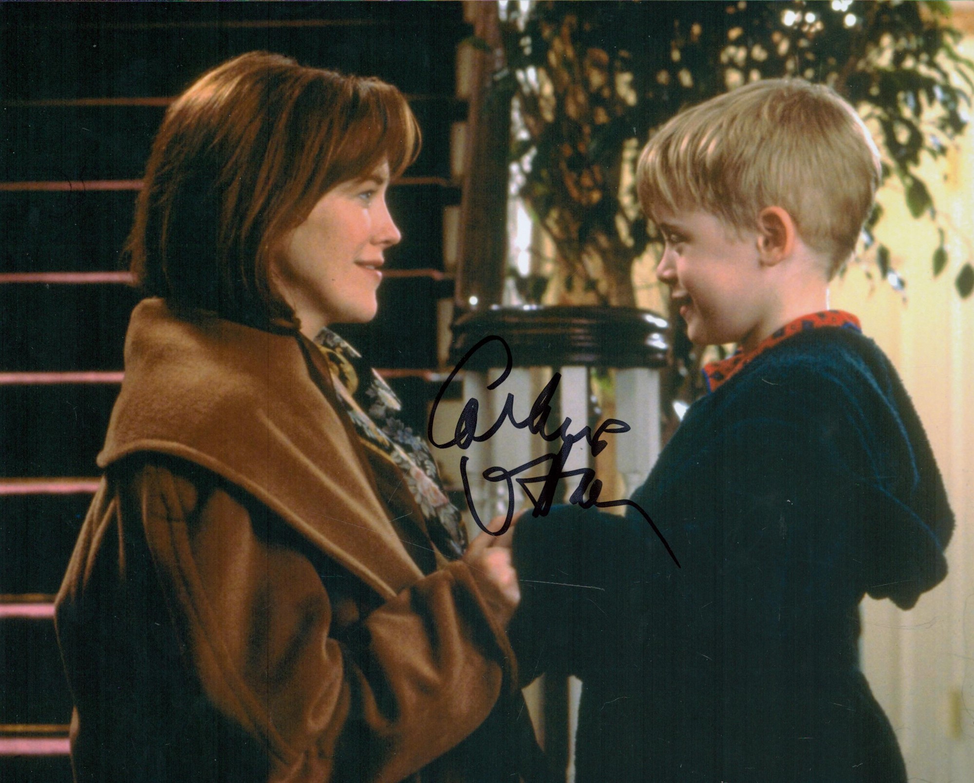 Home Alone Actor, Catherine O'Hara signed 10x8 inch colour photograph pictured during her role as