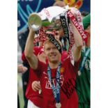 Football Autograph PAUL SCHOLES 12 x 8 photo Col, depicting the Man United midfielder holding