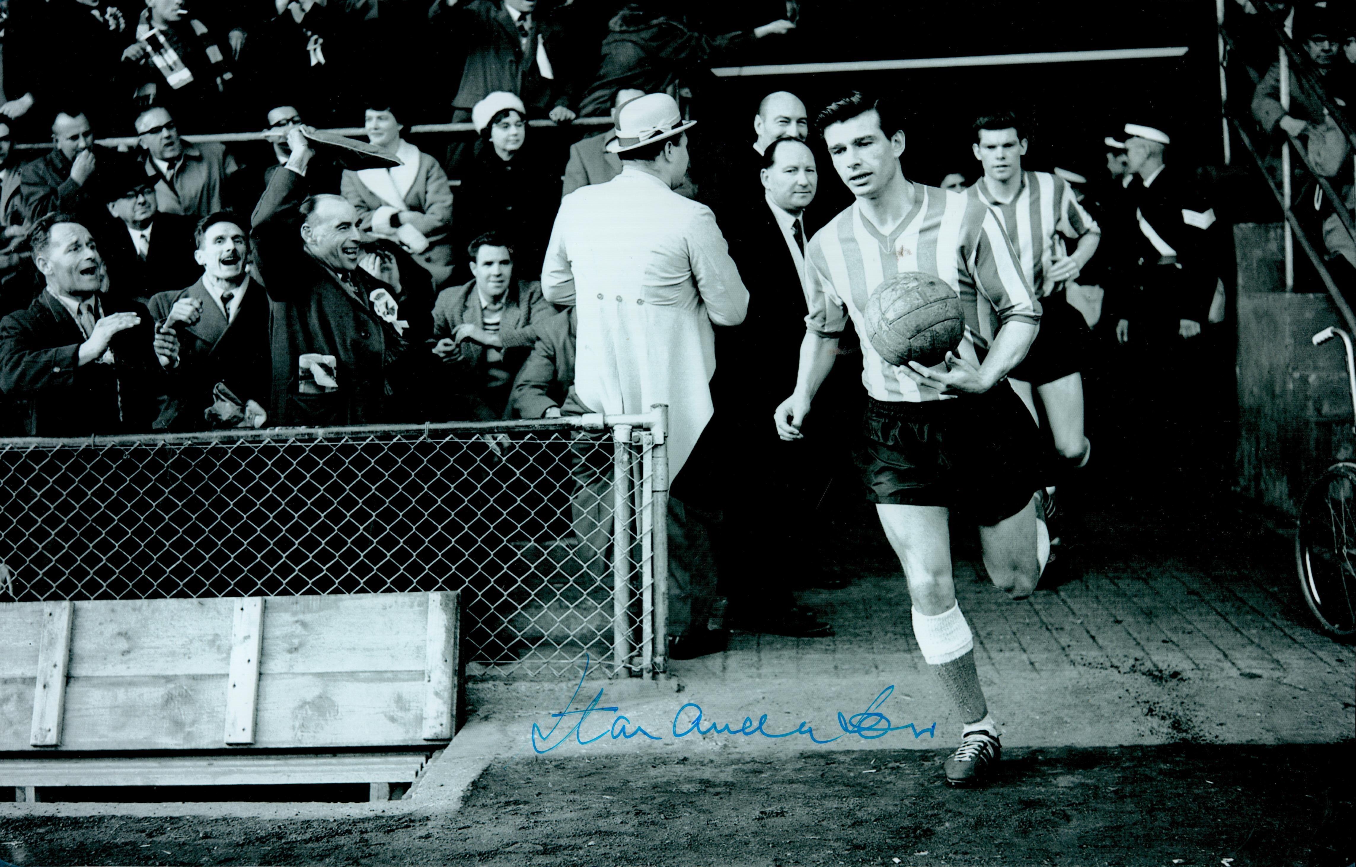 Stan Mortensen signed 15. 5 x 10 black and white photo. Mortensen was an English professional