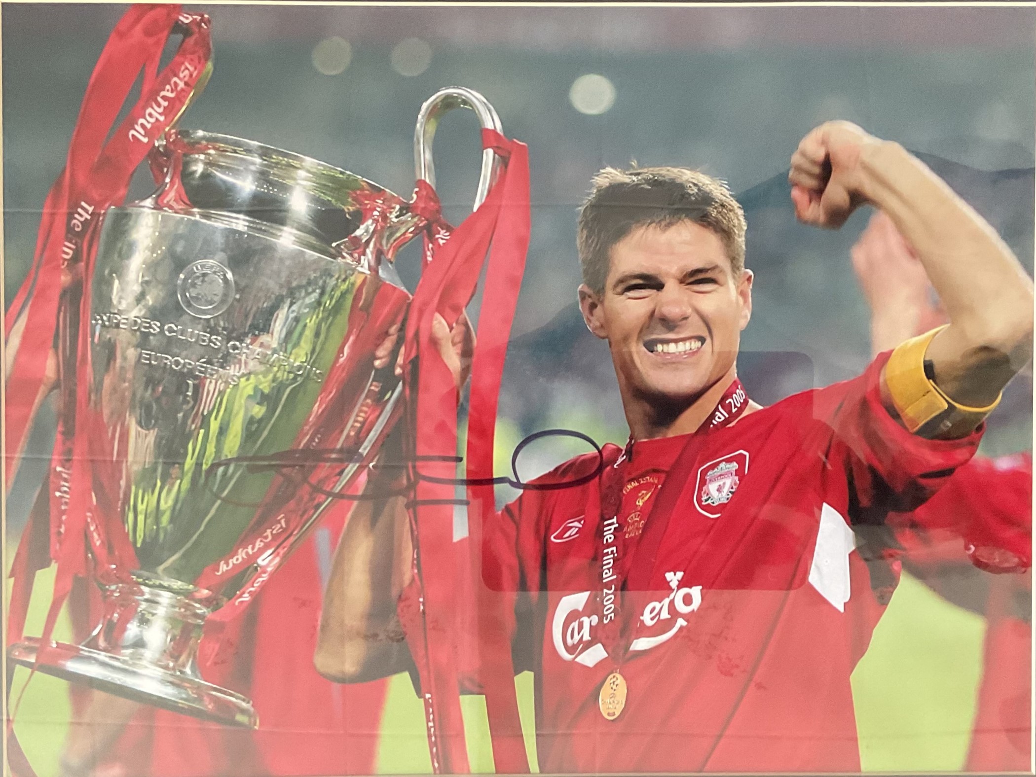Football Steven Gerrard Signed 16x12 inch Colour Photo of Gerrard Holding Euro 2005 Trophy, In Frame - Bild 2 aus 2