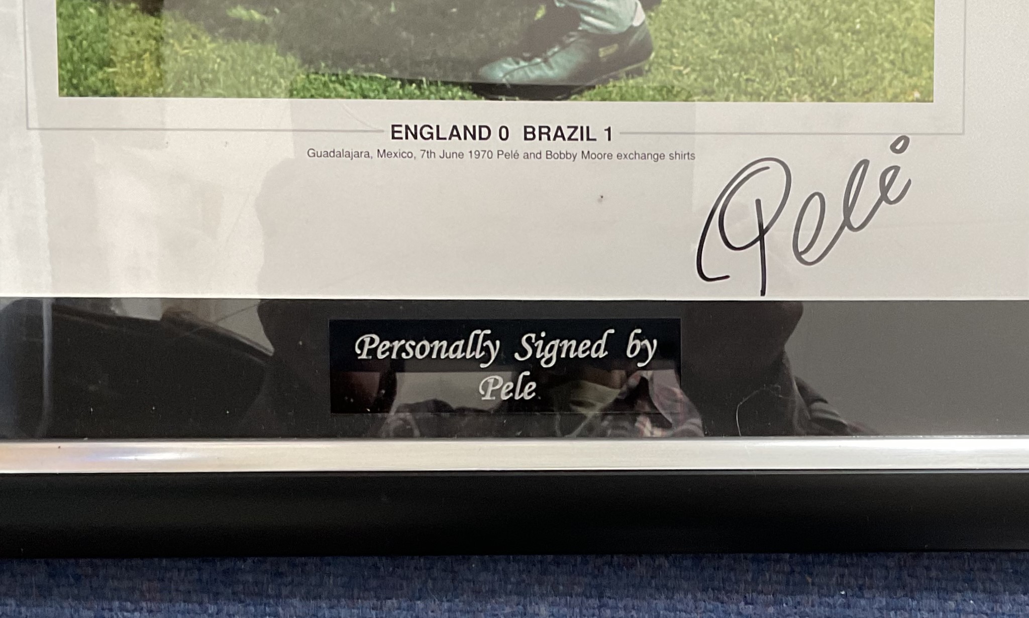 Football Pele Signed Colour Print Housed in a Presentation Frame with Named Plaque. Signed in - Bild 2 aus 2