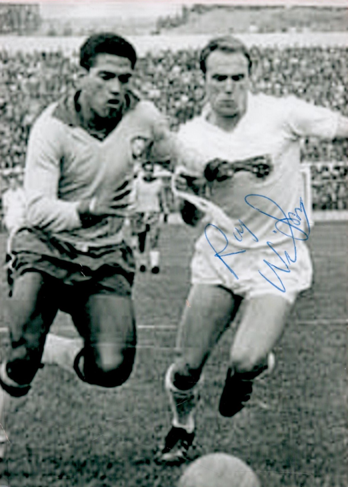 Ray Wilson signed 6x4 black and white photo. Wilson, MBE (17 December 1934 - 15 May 2018) was an