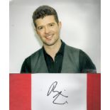 Robin Thicke signature piece featuring a 10x8 colour photograph and a signed white card. Thicke (