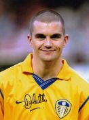 Autographed Dominic Matteo 8 X 6 Photo - Col, Depicting The Leeds United Centre-Half Posing For