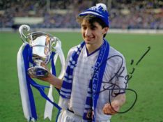 Autographed Pat Nevin 8 X 6 Photo - Col, Depicting The Chelsea Winger Posing With The Full Members