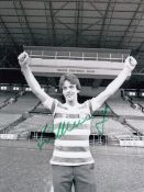 Autographed Frank Mcgarvey 8 X 6 Photo - B/W, Depicting Celtic's New Signing Holding A Scarf Aloft
