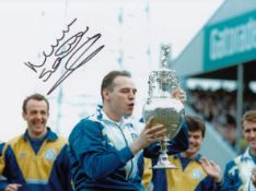 Autographed Mel Sterland 8 X 6 Photo - Col, Depicting The Leeds United Full-Back Holding Aloft The