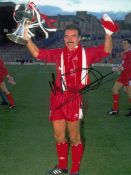 Autographed Willie Miller 8 X 6 Photo - Col, Depicting The Aberdeen Captain Holding Aloft The Skol