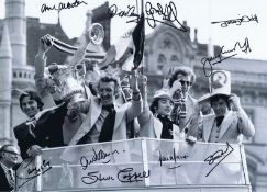 Autographed Man United 16 X 12 Photo - B/W, Depicting A Wonderful Image Showing The 1977 Fa Cup