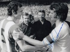 Autographed Wolfgang Overath 8 X 6 Photo - B/W, Depicting The Fc Cologne Captain Shaking Hands