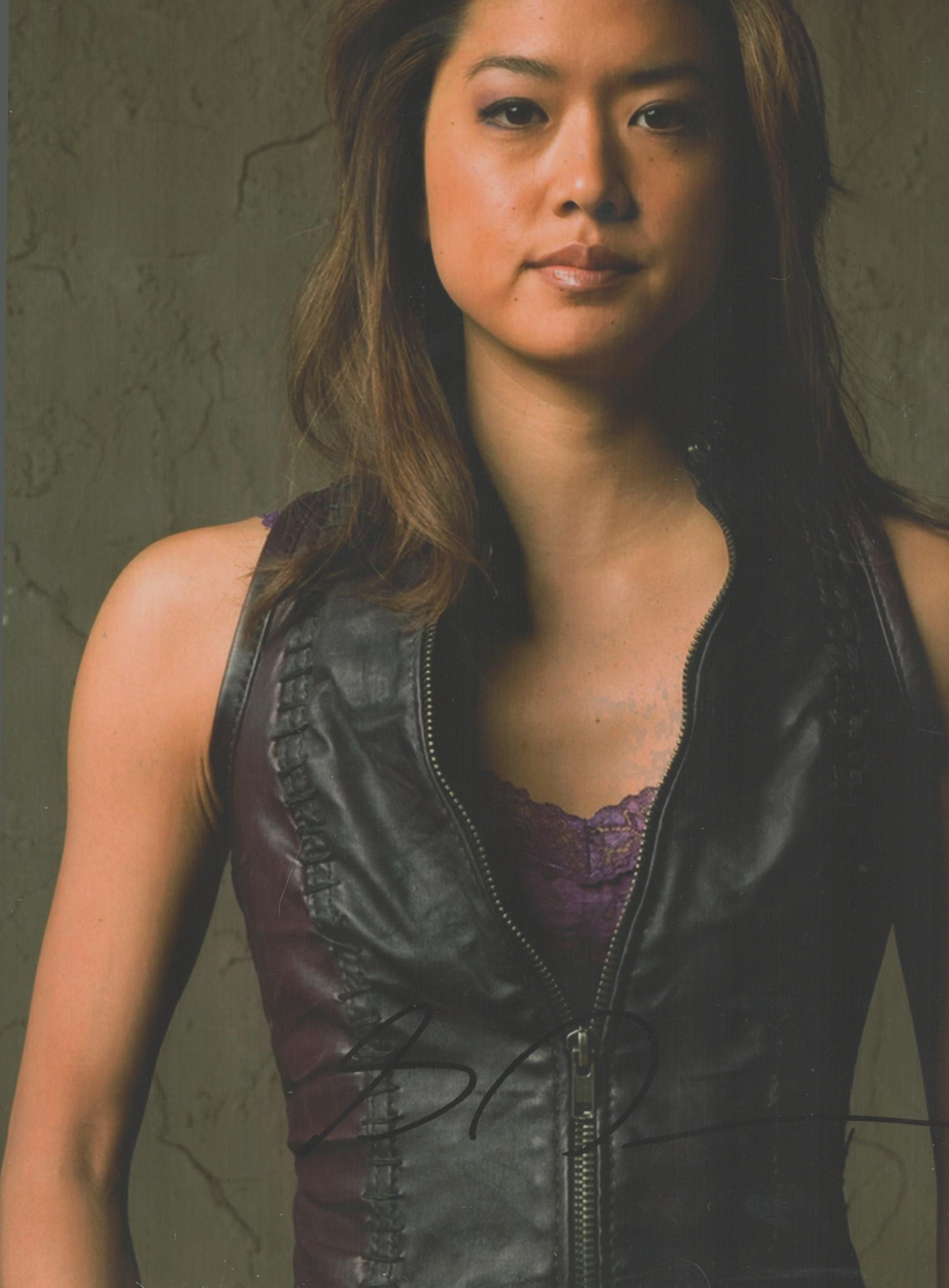 Grace Park signed 10x8 colour photograph pictured during her role as Kono Kalakaua, in the 2010