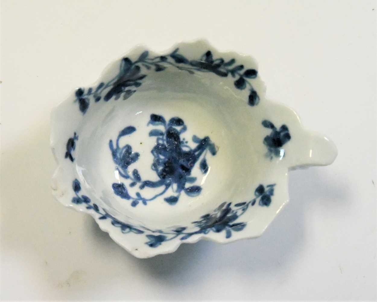 An 18th century Worcester blue and white pickle dish, circa 1755, - Image 4 of 5