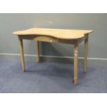 A 19th century pine side table with kidney shaped top, 76 x 122 x 68 cm
