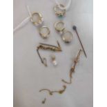 A collection of jewellery to include, five hallmarked 9ct gold rings, a brooch stamped '9CT', a