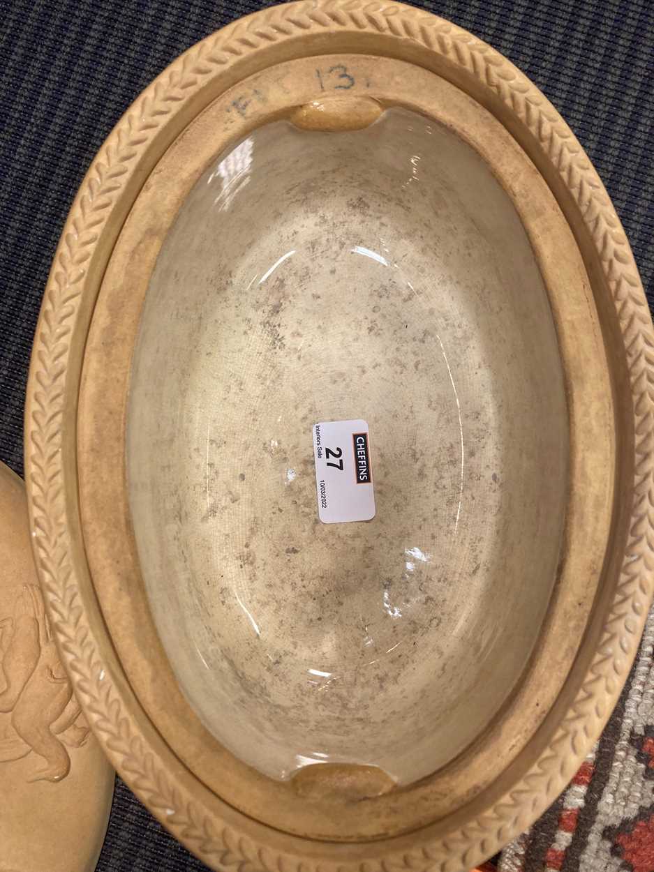 A Wedgwood creamware game pie dish, cover and linerCondition report: Slight ware to relief - Bild 4 aus 16